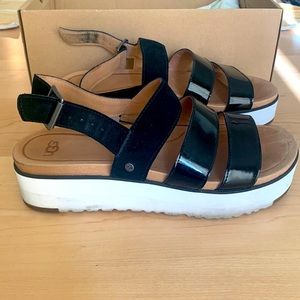 Ugg Black W Braelynn sandals. Size 8. Patent leather and suede.